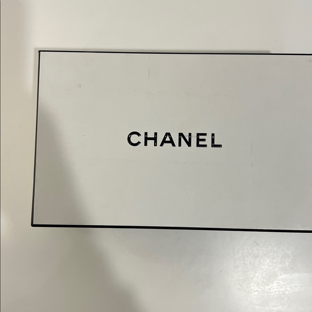 CHANEL Classic White and Black Box - Picture 2 of 5
